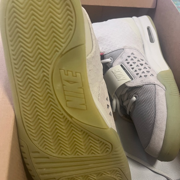 DS 10 Nike Air Yeezy Pure Platinum - Picture 1 of 3